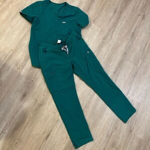 Hunter green figs scrub set